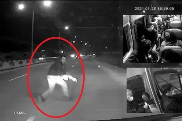 Üst geçidi kullanmayan yaya hayatından oluyordu! Yürekleri ağza getiren kaza kamerada