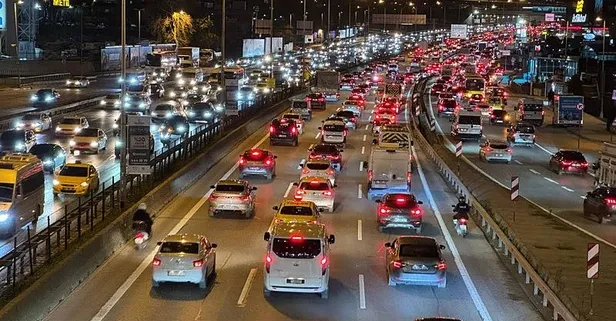 İstanbullu yine yollarda kaldı! Trafik yoğunluğu yüzde 83'e ulaştı