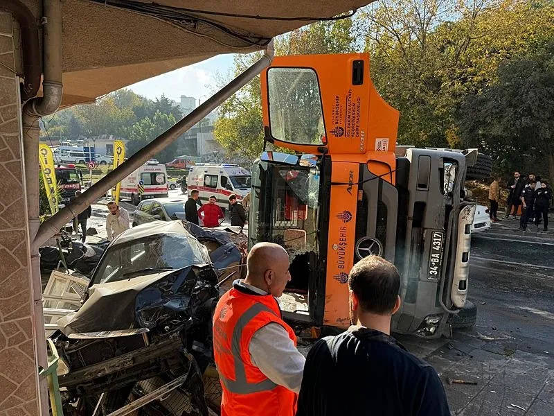 Bayrampaşa'da, İstanbul Büyükşehir Belediyesine (İBB) ait yol bakım aracının 8 araca çarpması sonucu 3 kişi yaralandı. (AA)