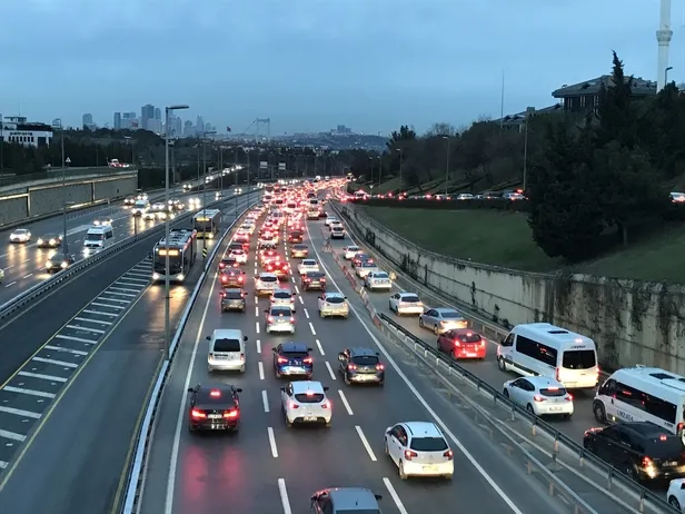 SON DAKİKA: Haftanın ilk iş gününde İstanbul'da trafik yoğunluğu arttı-4