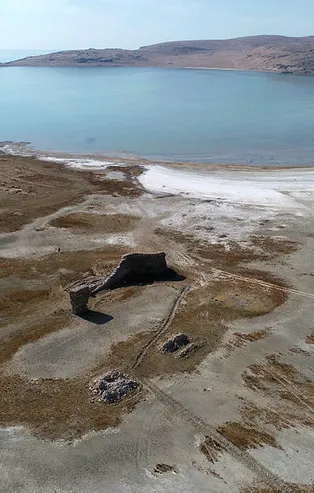 Van Gölü'nün suları çekilince yine ortaya çıktı! İlk kez 2014'te görünmüştü...