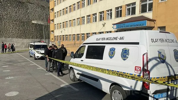 samsunda-okulda-dehset-annesini-oldurdu-erkek-arkadasini-agir-yaraladi-1672942580754.jpeg Samsun'da okulda dehşet! Annesini öldürdü erkek arkadaşını ağır yaraladı-2