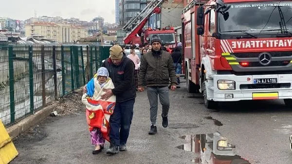 Kadıköy'de korkutan yangın: Hurdalıkta başladı binalara sıçradı-4