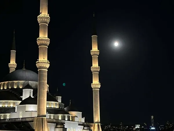 super-ay-istanbul-ve-ankarada-geceyi-aydinlatti-1693366615954.jpg