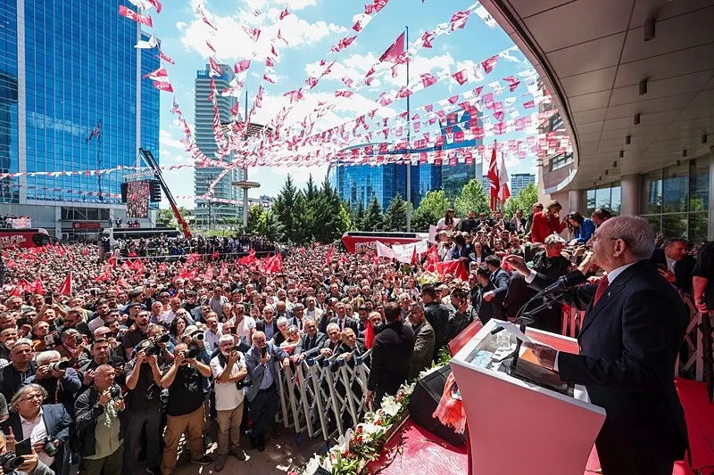 ayni-imzalar-yine-sahnede-ozgur-ozele-edebiyatci-kalkani-1780172847458.jpeg Aynı imzalar yine sahnede: Özgür Özel'e edebiyatçı kalkanı! TSK’yı hedef alan bildiri hattı bu kez CHP kavgasında sahne aldı-7