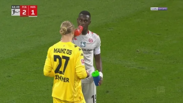 bundesligada-tarihe-gecen-olay-mainz-05-formasi-giyen-moussa-niakhatenin-orucunu-acmasi-icin-hakem-oyunu-durdu-1649434769059.jpg Bundesliga'da tarihe geçen olay! Mainz 05 forması giyen Moussa Niakhate'nin orucunu açması için hakem oyunu durdurdu-5