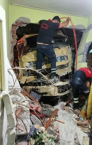 Çorum'da freni patlayan vinç eve girdi