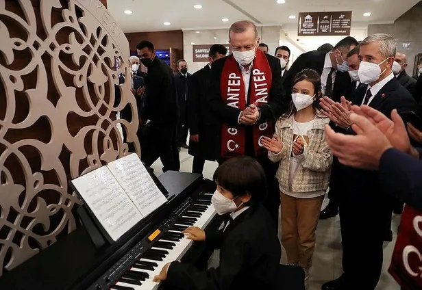 baskan-erdogan-guneydogunun-en-buyuk-kongre-merkezini-acti-beraber-yururduk-biz-bu-yollarda-sarkisina-eslik-etti-1640451570699.jpeg Başkan Erdoğan, Güneydoğu’nun en büyük kongre merkezini açtı: ‘Beraber Yürürdük Biz bu Yollarda’ şarkısına eşlik etti-2