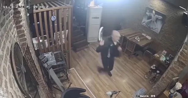 Beyoğlu'nda satırlı saldırgan dehşet saçtı! Korku dolu o anlar güvenlik kamerasına yansıdı