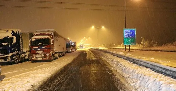 Yoğun kar yağışı sebebiyle TEM Otoyolu Düzce-Bolu geçişinde 17 kilometrelik araç kuyruğu oluştu