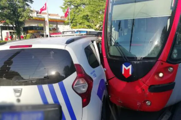 Fatih'te polis aracı ile tramvay çarpıştı