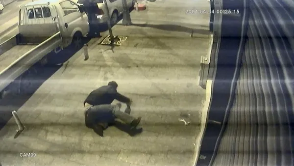 istanbulda-dehset-anlari-doner-bicagiyla-saldiran-genci-tabancayla-vurdu-1617780714154.jpg İstanbul'da dehşet anları! Döner bıçağıyla saldıran genci tabancayla vurdu-7