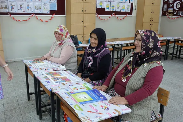 Yarım asırlık 3 arkadaş okuma yazmayı birlikte söktü-1
