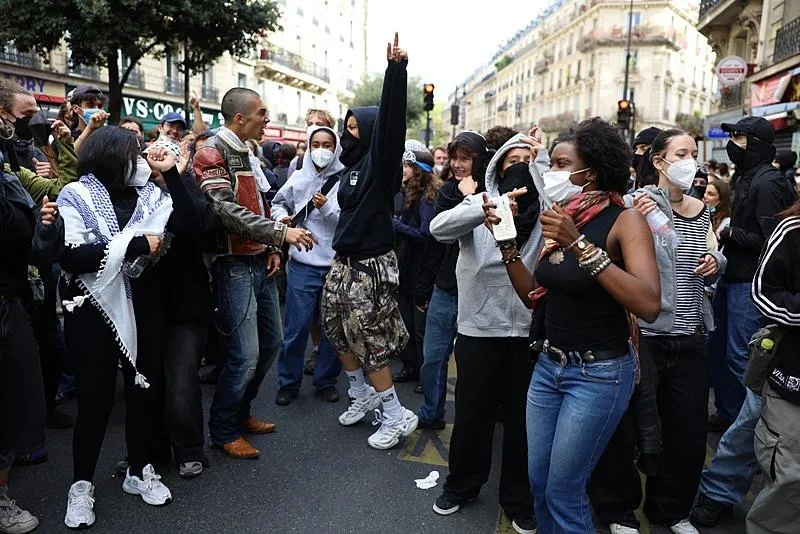 Fransa’da Bayrou’nun bütçe planına karşı protesto hareketi başladı. (AA)
