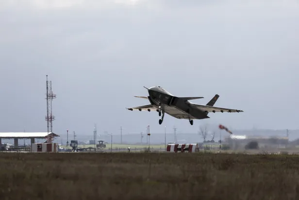 turkiyenin-ilk-insansiz-savas-ucagi-bayraktar-kizilelmayi-abd-yakindan-izliyor-1671136438298.jpg Türkiye'nin ilk insansız savaş uçağı Bayraktar Kızılelma'yı, ABD yakından izliyor-14