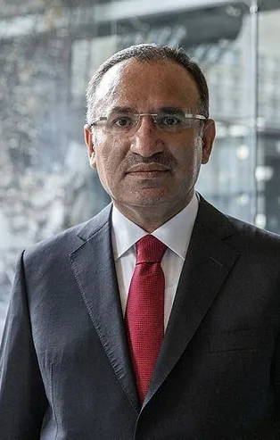 AK Partili Bekir Bozdağ 15 Temmuz gecesindeki direnişi anlattı: 'Sığınağa inersek vatandaş meydana çıkmaz' diye düşündüm