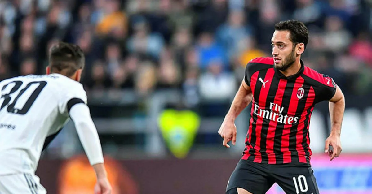 Hakan Çalhanoğlu Fenerbahçe’nin transfer haberini canlı yayında açıkladı: Gelmeyi çok istiyordu...