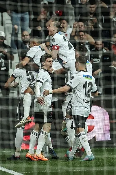 besiktas-alanyasporu-4-1-maglyup-etti-1649532565759.jpeg Dolmabahçe'de şov! Beşiktaş, Alanyaspor'u 4-1 mağlup etti-2