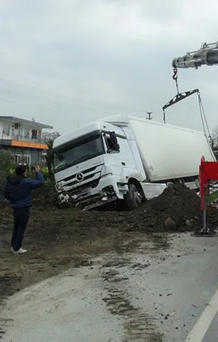 Antalya'da feci kaza! Sürücüsü uyudu! TIR kanala devrildi