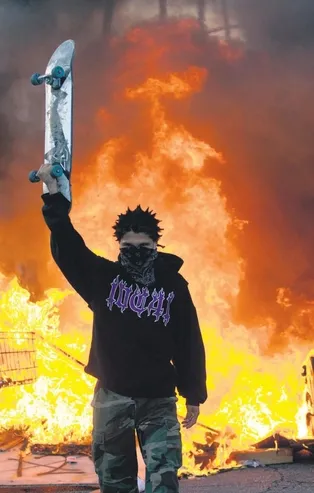 ABD’de George Floyd cinayetinin ardından başlayan isyan 50 eyalete yayıldı! 70 bin mağaza yağmalandı...