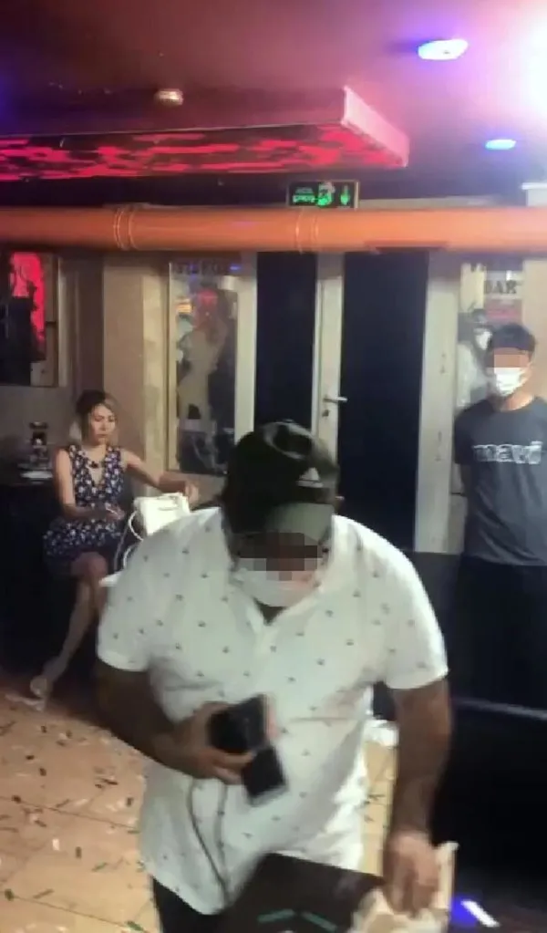 Adana'da pes dedirten görüntüler! Kapalı olması gereken bardaki 39 kişiye ceza!-1