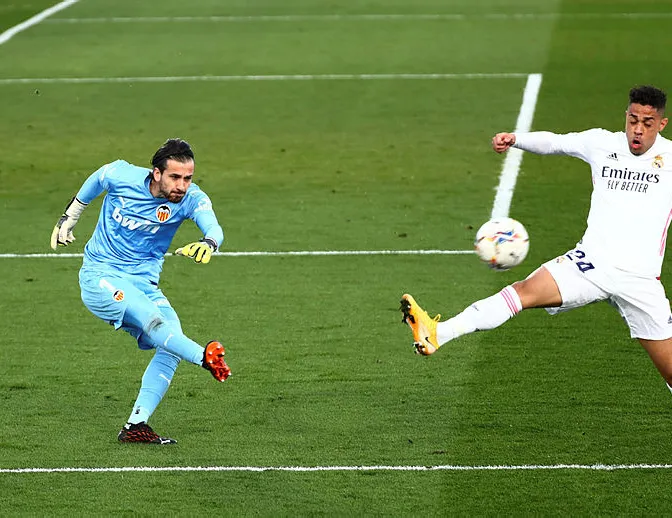 Real Madrid, Valencia’yı rahat geçti