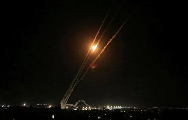 hamastan-israile-misilleme-fuzeler-pes-pese-ateslendi-1621116518716.jpeg Hamas’tan İsrail’e misilleme! Füzeler peş peşe ateşlendi-1