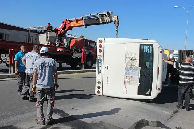 Kayseri'de işçileri taşıyan midibüs devrildi! 22 yaralı