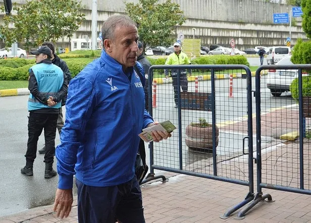 avci-monaco-yenilgisi-sonrasi-oyuncularini-teselli-etti-1665274539478.jpeg Avcı, Monaco yenilgisi sonrası oyuncularını teselli etti-2