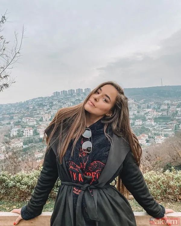 Bensu Soral derin göğüs dekolteli mini elbisesiyle şov yaptı! Birbirinden iddialı pozlar veren Bensu sosyal medyayı yıktı geçti - 1