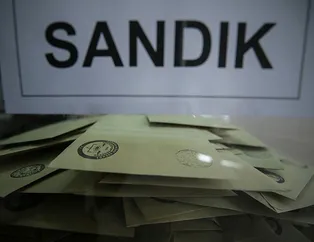 Yaşlı adam eşini sırtında taşıdı, sandığa götürdü!