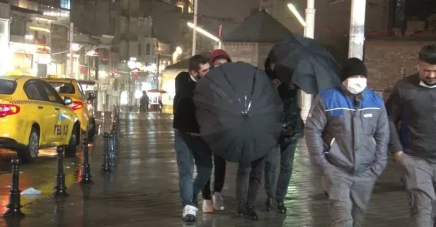 Taksim Meydanı’nda rüzgar ve yağmur zor anlar yaşattı