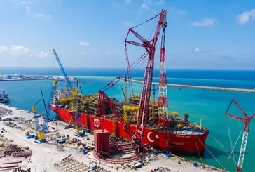 Osman Gazi Karadeniz’deki tarihi görevi için gün sayıyor! 96 metre yüksekliğinde ve 260 ton ağırlığındaki alev kulesinin montajı tamamlandı