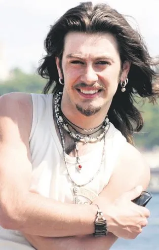 Barış Akarsu’nun öyküsünü anlatan filmde merhum sanatçıyı canlandıran İsmail Ege Şaşmaz ile Akarsu ailesi yan yana geldi