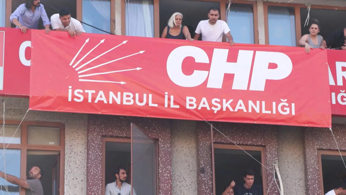 Mahkeme kararını hiçe sayan CHP Bahçelievler binasına İstanbul İl Başkanlığı yazısı astı