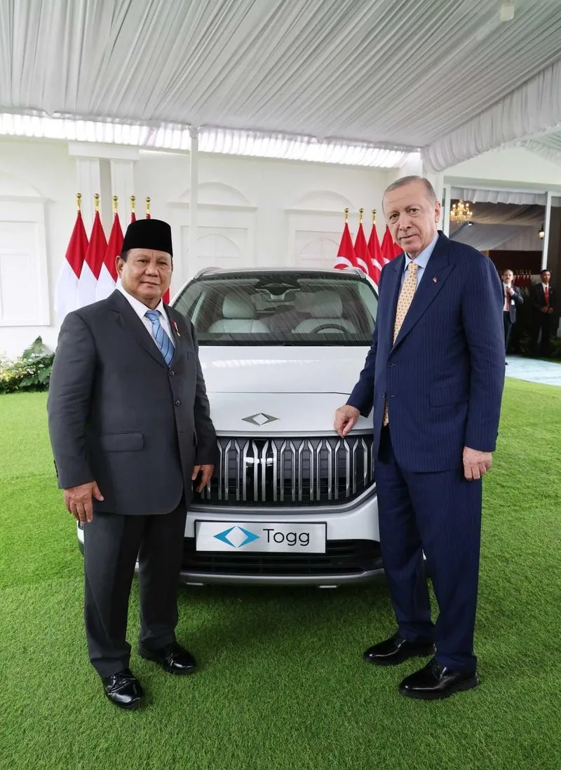 Başkan Recep Tayyip Erdoğan, Şubat ayında resmi temaslarda bulunmak üzere gittiği Endonezya'da, Endonezya Cumhurbaşkanı Prabowo Subianto'ya ʺTürkiye'nin yerli elektrikli otomobili Toggʺu hediye etti (Takvim.com.tr Arşiv)