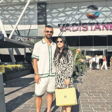 Milli futbolcu Serdar Dursun eşiyle AVM’de görüntülendi!