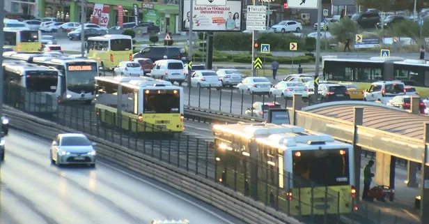 Haramidere'de bir metrobüs, telleri aşıp yola atlayan kişiye çarptı!