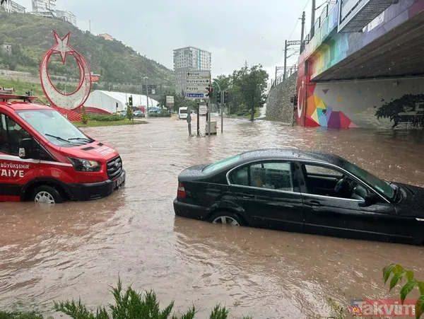 Ankara'da yağış sonrası sokaklar göle döndü! Vatandaşlar mağdur oldu iş yerlerini su bastı... - 16