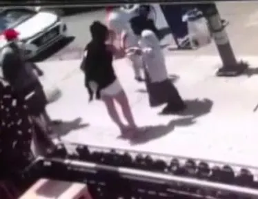 Başörtülü kadına şişeli saldırı!