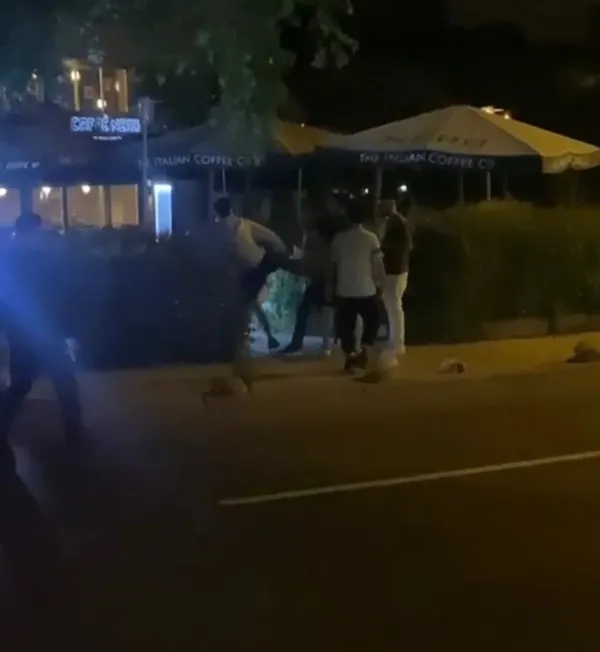 kadikoy-caddebostanda-kavga-tekme-ve-yumruklarla-birbirlerine-girdiler-1654434459912.jpg Kadıköy Caddebostan'da kavga! Tekme ve yumruklarla birbirlerine girdiler-4