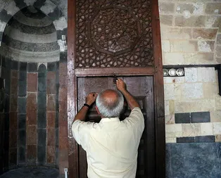 Her cuma öncesi yapılıyor! 7 asırlık camide şaşırtan özellik