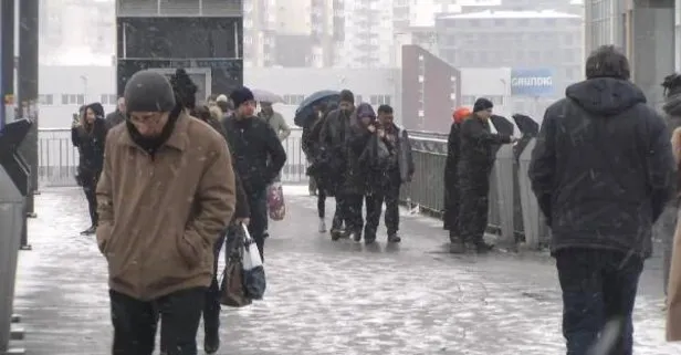 Ve İstanbulda beklenen kar yağışı başladı