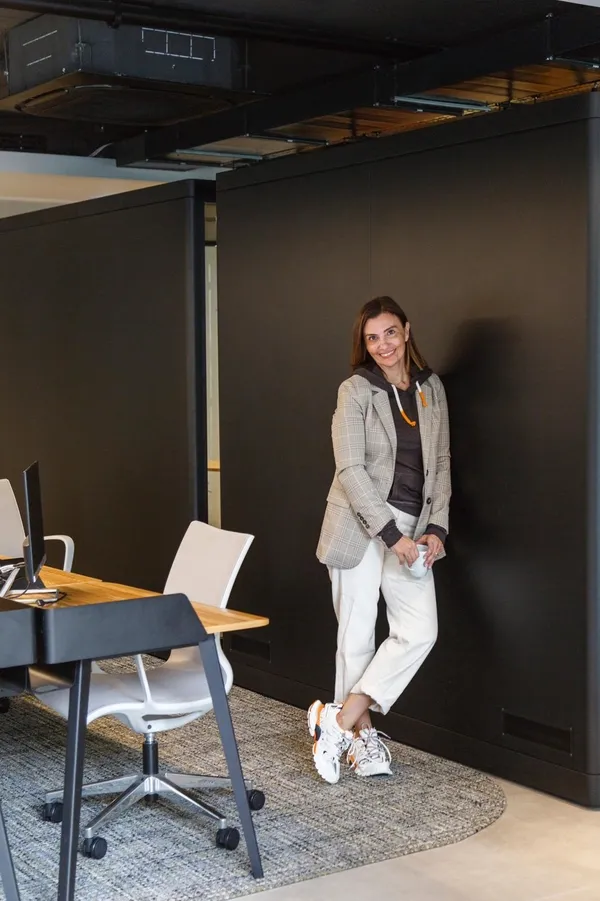 ev-kokusu-kitabiyla-taninan-ozlen-copuroglundan-erken-kadinlar-gunu-kutlamasi-1614685060093.jpeg Ev Kokusu kitabıyla tanınan Özlen Çopuroğlu'ndan erken Kadınlar Günü kutlaması-1