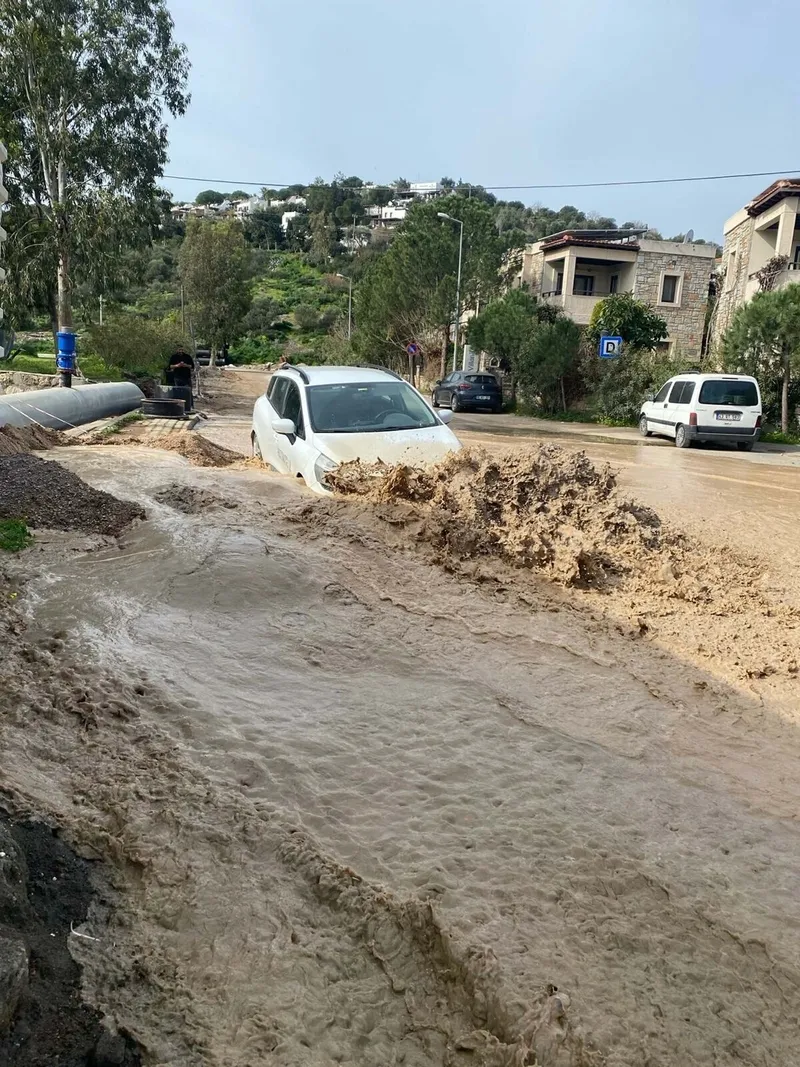 CHP’li Bodrum Belediyesi’nde altyapı rezaleti! İlçe susuzluk çekerken isale borusu patladı oluşan çukura araç düştü-4