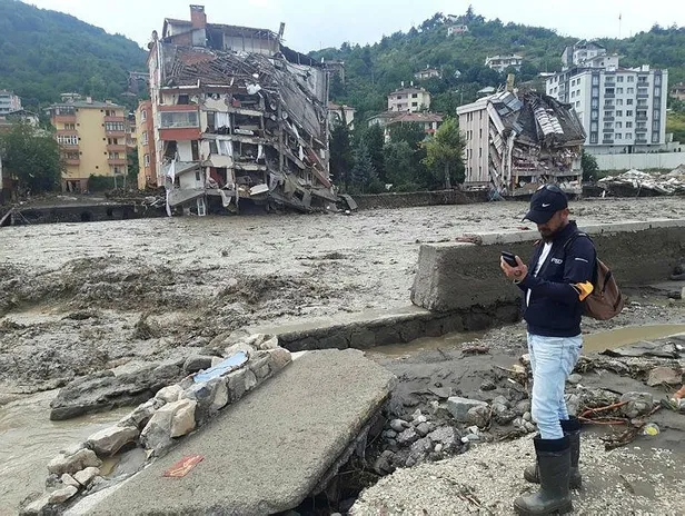 bati-karadenizde-sel-felaketi-5-dakikalik-kabus-1628810193985.jpeg