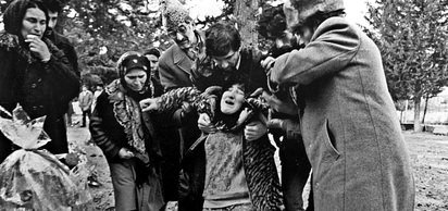 Dağlık Karabağ'ın Hocalı kasabasında, aralarında çocuk ve kadınların da bulunduğu 613 kişi Ermeni güçlerince öldürüldü.