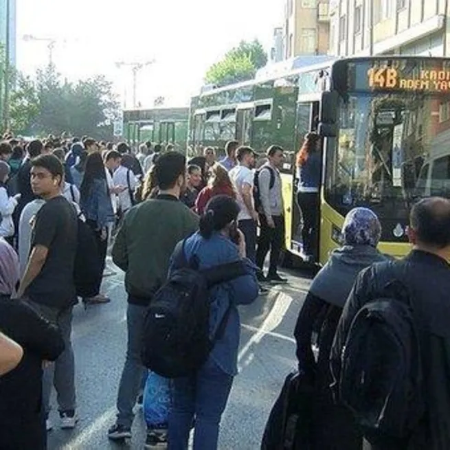 CHPli İmamoğlu vatandaşı mağdur etmeye devam ediyor! Metro Hattında yeni skandal! Yolcular rayların üzerinden yürüdü