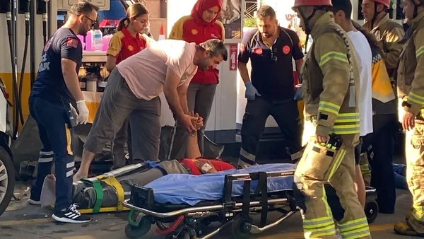 akaryakit-istasyonunda-dehset-fren-yerine-gaza-basinca-1658078350935.jpg Akaryakıt istasyonunda dehşet! Fren yerine gaza basınca...-4