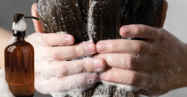 1 kaşık eklemek yeterli! Saçtaki kepek, egzama, dökülme, yağlanma sorunlarına çözüm: Herkesin mutfağında bulunuyor